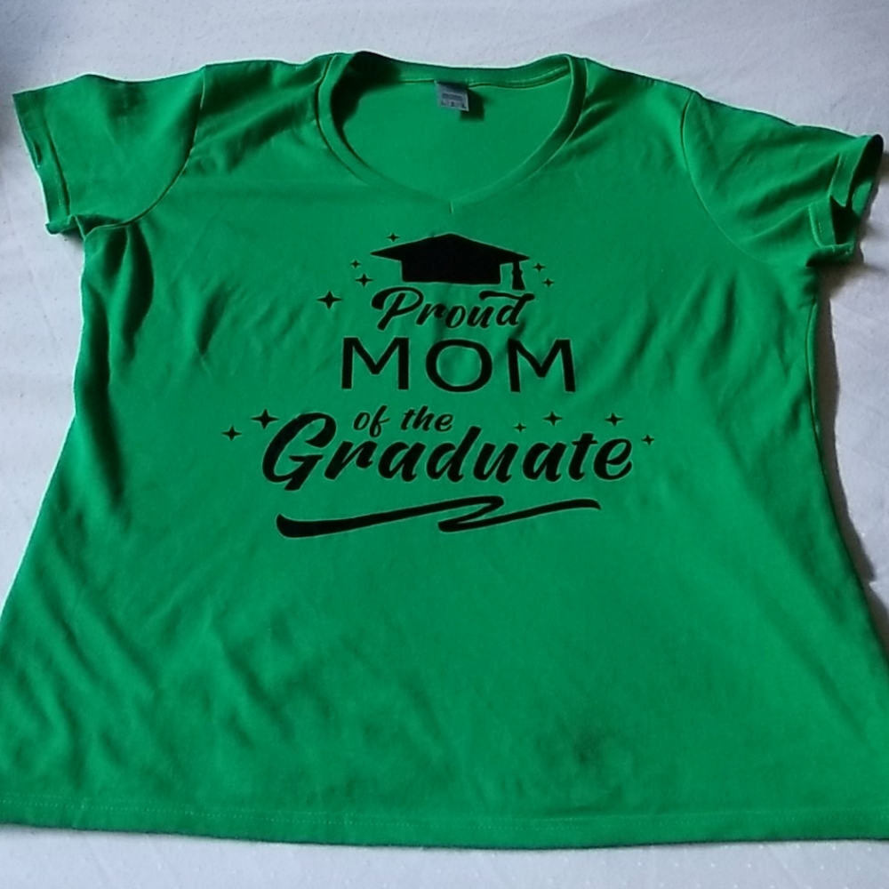 T shirt  " Proud MOM of the Graduate